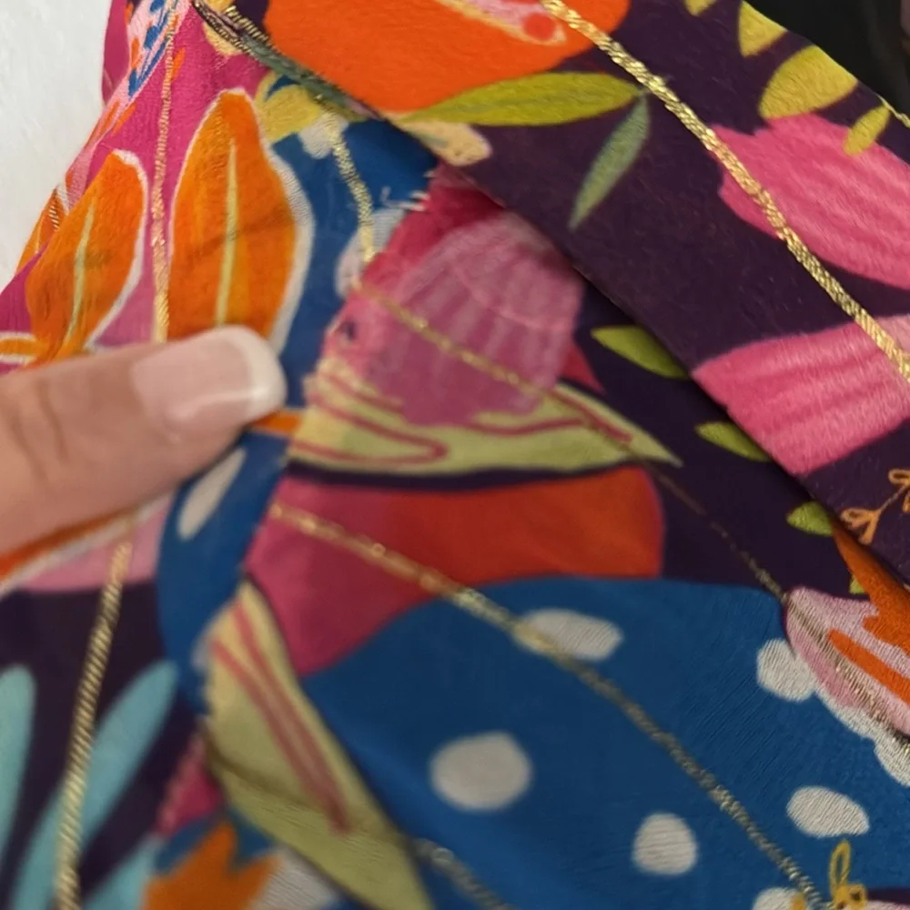 Colorful Floral Women's Blouse
Small little call out as showing in the photos - Picture 9 of 9